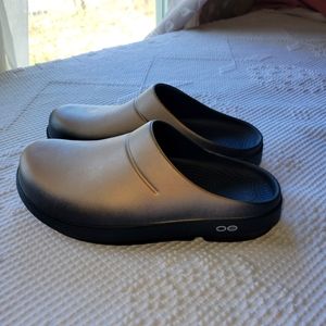 OOFOS recovery clogs. Size 8
